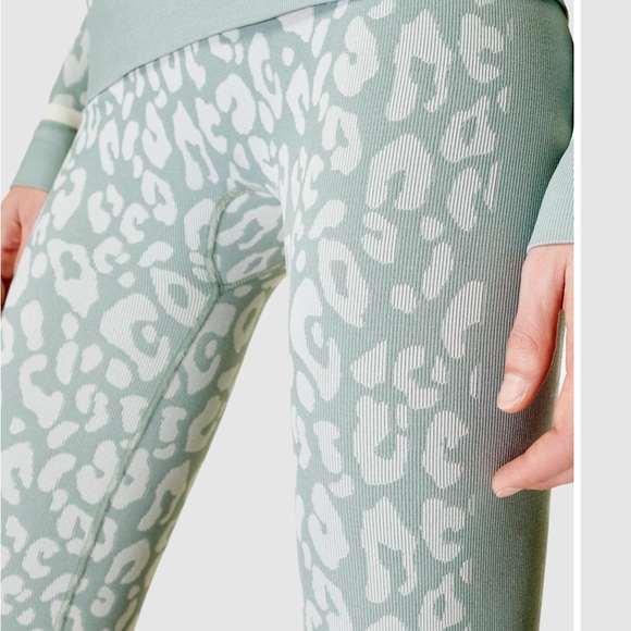 SWEATY BETTY Leopard Jacquard Base Layer Leggings NWT Small S Blue Leopard Paint - Picture 6 of 10
